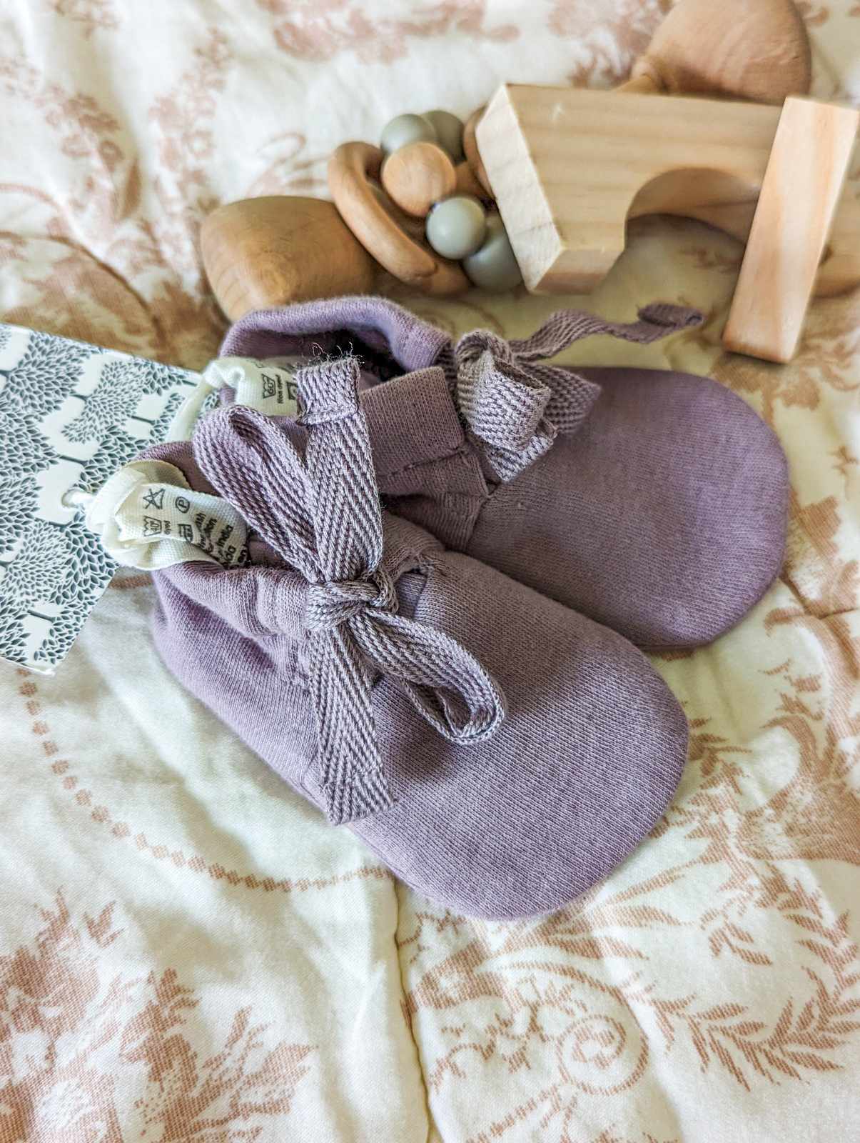 Kate Quinn Organic Cotton Lilac Tie Booties (0-3m)