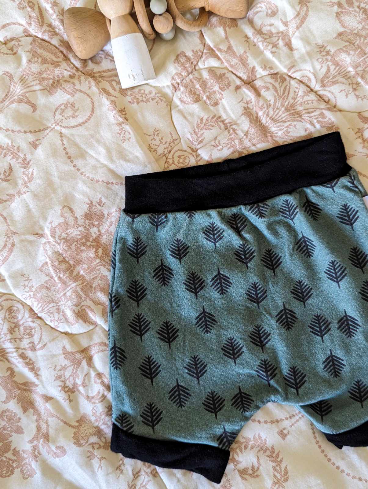 Hello Littles Co. Alpine Fern Shorts (3-6)