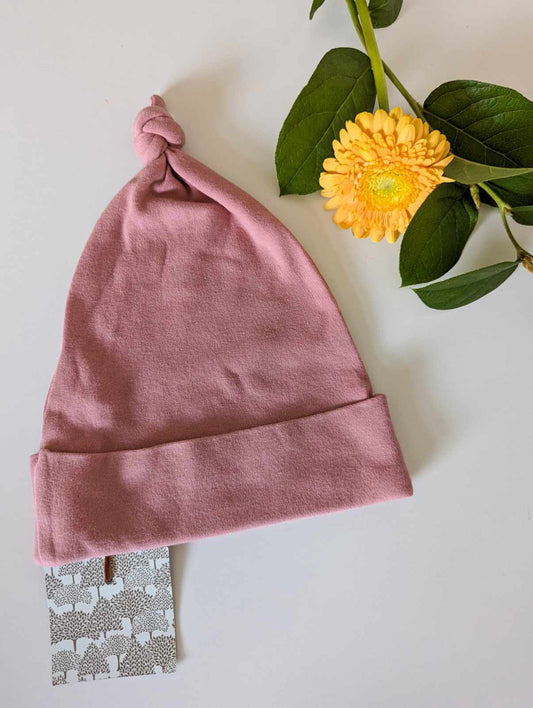 Kate Quinn Organic Cotton Knot Hat in Dusty Rose (0-3, 6-12))