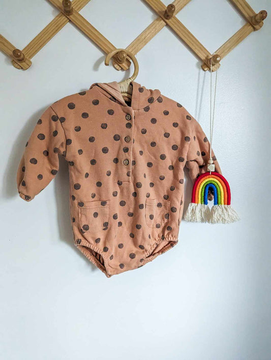 Zara Hooded Romper in Peachy Polka Dots (3-6)